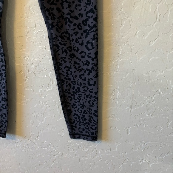 Athleta Elation Ultra High Rise Leopard Print Leggings Blue Purple Size S - Picture 4 of 7